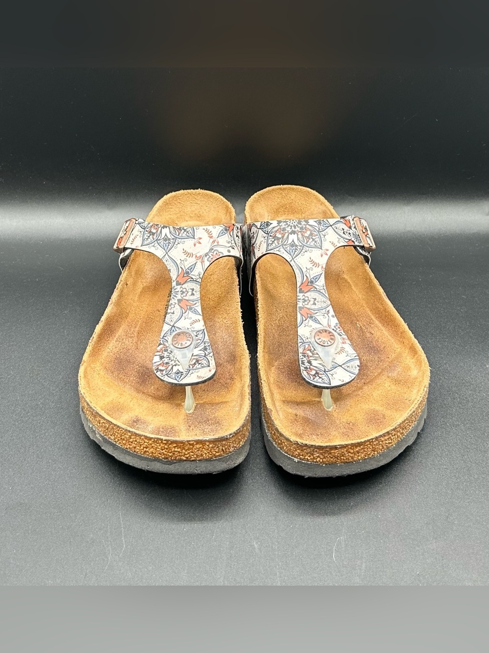 SANDALS Thong. Size 9
EU size 40